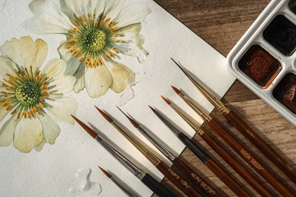 pincéis detalhistas para estames e miolos realistas usados na aquarela botânica